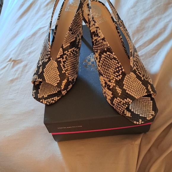 Vince Camuto, VC-Saisha Sling back, size 11M, color Black/Grey Snake Cruzeiro. - Picture 3 of 8